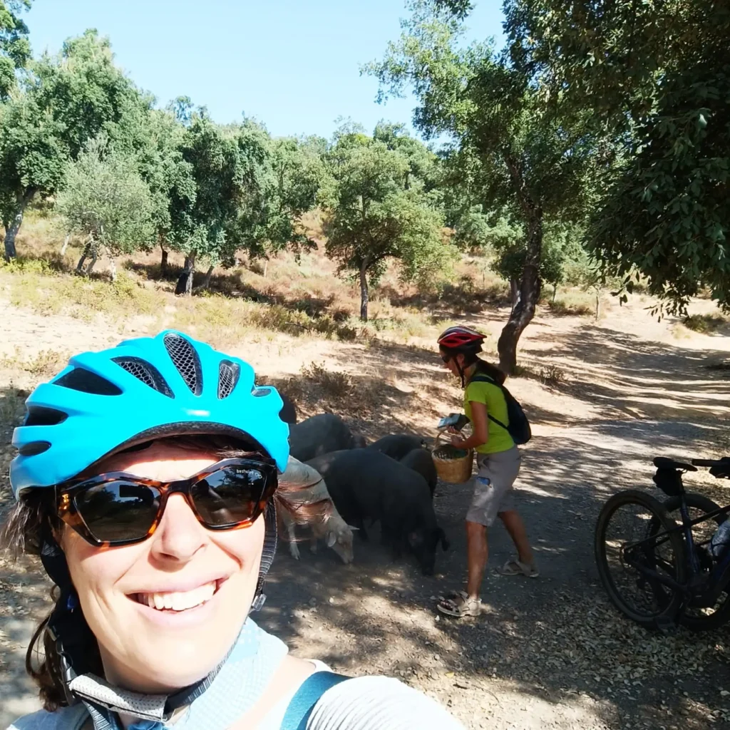 Mujer con bici y niño con cerdos