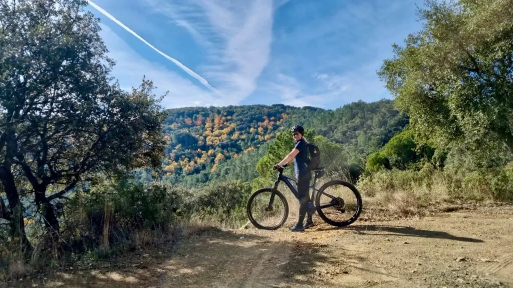 Mujer con bici viendo el paisaje