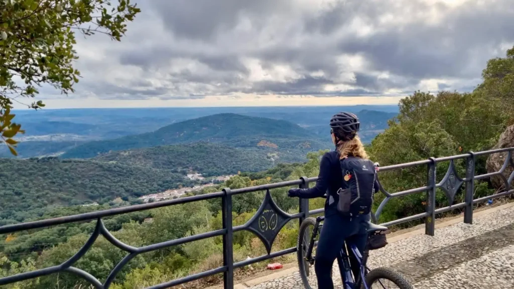 Mujer con bici viendo el paisaje